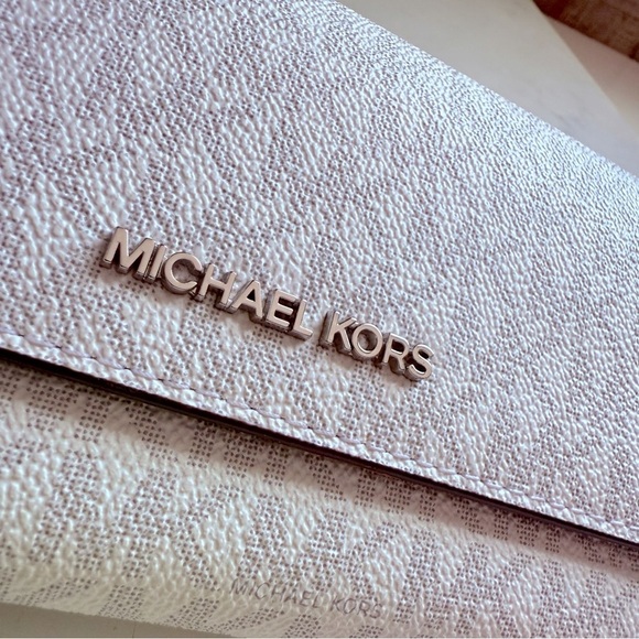 Michael Kors Cream Jet Set Large Logo Trifold Wallet - Picture 7 of 10